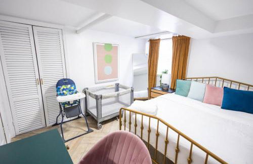 Retro 2 bedroom basement APT with free parking - Foto 9