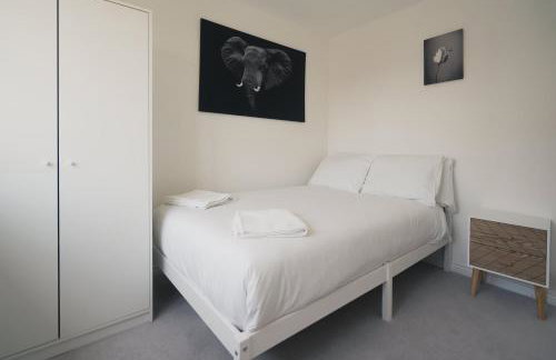 Comfortable 3 Bedroom Home w Garden and Parking - Foto 14