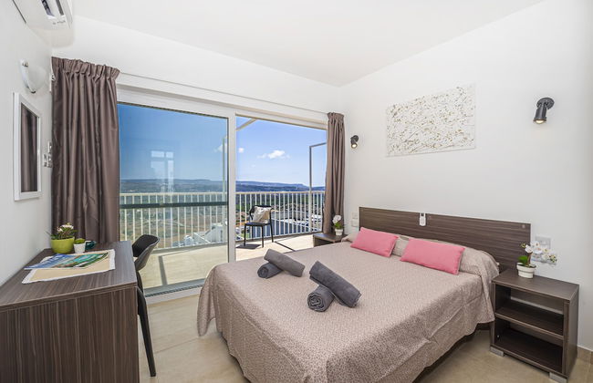 Summer Breeze Penthouse with large Terrace and Hot Tub by Getaways Malta - Foto 7