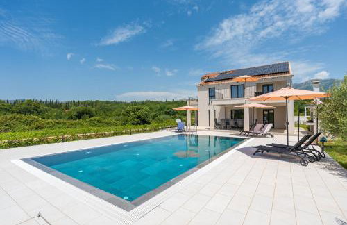 Green & Blue Five Bedroom Villa with Private Pool and Complete Privacy - Photo 42