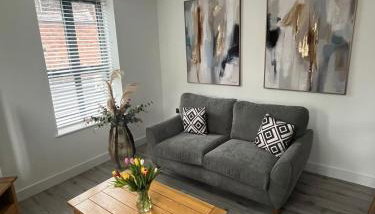 Modern Flat in central Lichfield & secure parking - Photo 4