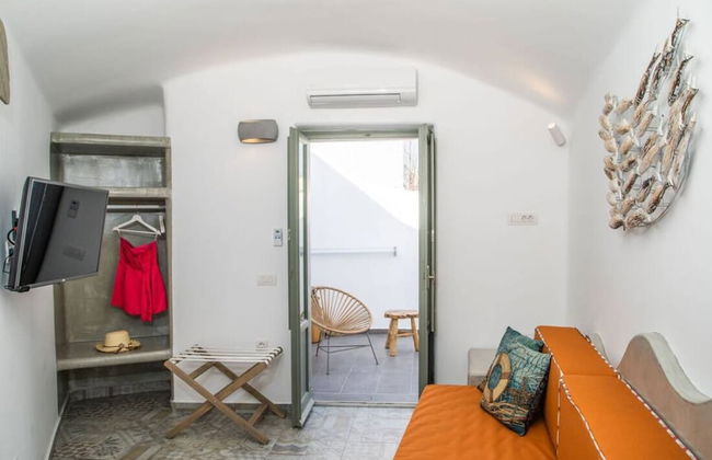 Astrea Suites Feggaropetra Cave House - Photo 35