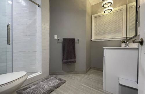 Airy Modern 2BR/2BA - Parking + Laundry + Sleep 6 - Foto 20