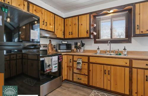 Cozy Cabin with Hottub at Cloverdale Cabins - Foto 9