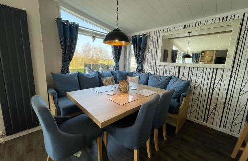 Indulgence Lakeside Lodge i3 with hot tub, private fishing peg situated at Tattershall Lakes Country Park - Foto 22