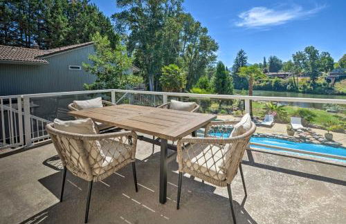 Luxe Getaway with Riverfront Views in Grants Pass! - Foto 35