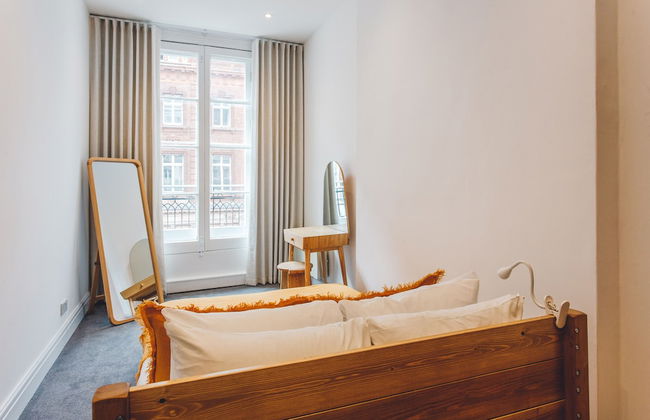 2 Bed Apartment Right on Trafalgar Square - Photo 7