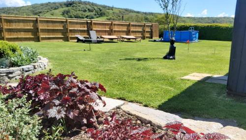 Bluebell House 5 Star Luxury 4 Bdrms and hot tub - Foto 2, Garden, sunbed, Garden view