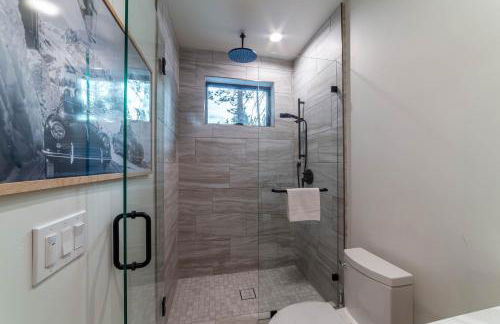 Spectacular New 4BR Townhome: Garage, Jacuzzi, BBQ - Photo 14