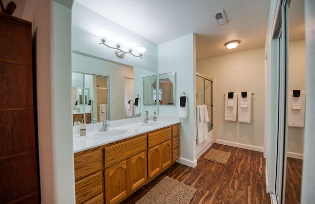 Home In The Pines Near Downtown w Hottub - Foto 10