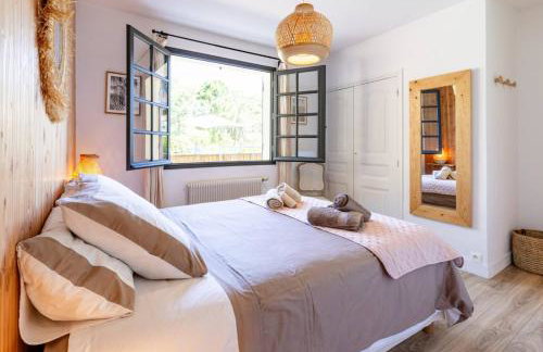 6BR Coastal Villa | Pool | Garden Serenity - Foto 26