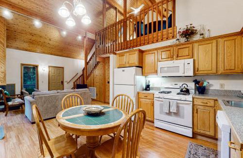 Redwood Rest Getaway - A-Frame with Hot Tub & Deck - Foto 6