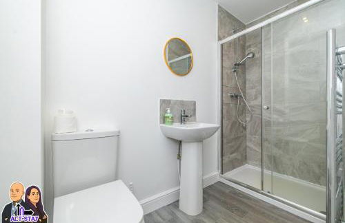 Elizabeth by Alt-Stay - 2 Bed En-Suite House - Parking, WiFi & King Bed - Contractors & Relocations - Weekly & Monthly Rates - Foto 12