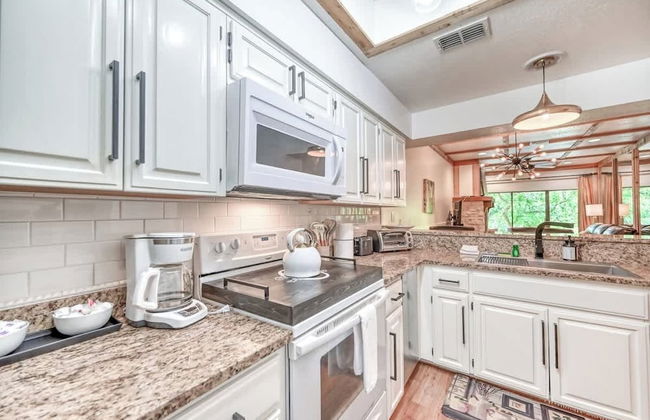 Luxurious Riverfront Condo Just 1 Blk to Schlitterbahn! - Foto 13