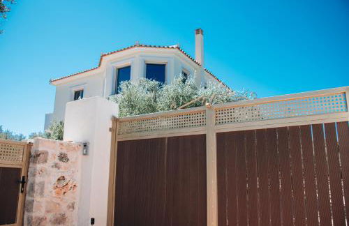 Villa Di Leon - Uniquely Designed Villa with Pool in a Picturesque Village near Famous Porto Limnionas, Offering Exceptional Hospitality By Villa Mana Gers - Photo 4
