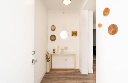 Waterside Retreat: Modern 2BR, Mins to Beach & Apt - Photo 18