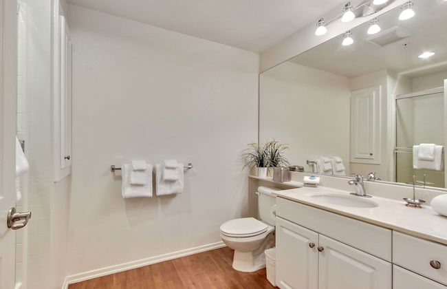 Global Luxury Suites at The Village - Photo 36