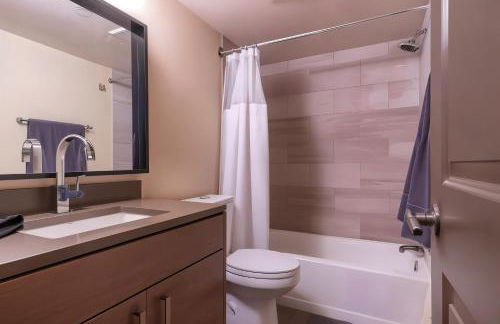 Chic King 1BR Downtown Access Pool Parking Gym - Foto 13