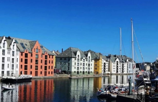 Family Friendly, Free Parking Space, Short Walk to Brosundet - Foto 16