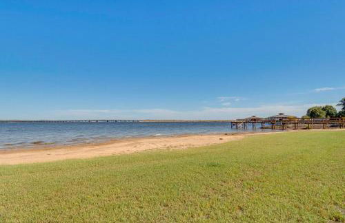 Hemphill Vacation Rental with Pool, Walk to Lake! - Foto 27