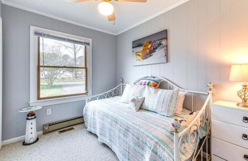 Riverfront Colonial Beach Home with Private Beach! - Foto 18