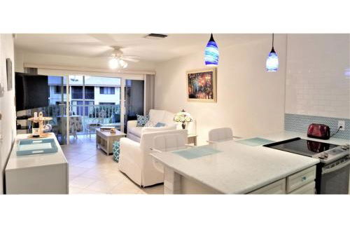 Chic Ocean Getaway - Walk to Beach, Pool & Hot Tub - Foto 3