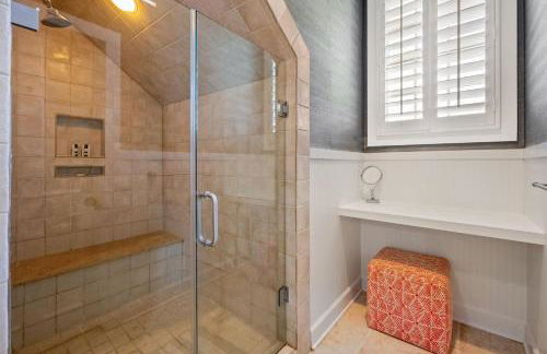 Relax and Enjoy the Spectacular Views in this Picturesque Home home - Foto 20