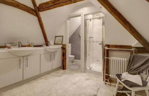 Historic Cotswold Chic Style for UK staycation - Photo 25