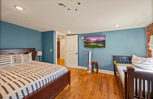Modern 3BR Condo Walk to Downtown and UT with Parking - Foto 29