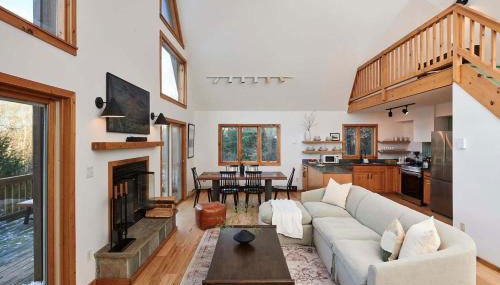 Private Chalet with Fire Pit Deck and Large Yard - Foto 5