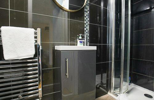 Grace House - Prime Location - Driveway Parking, Pool Table, Fast Wifi, Self Check-In and Smart TV with Sky TV and Netflix by Yoko Property - Photo 19