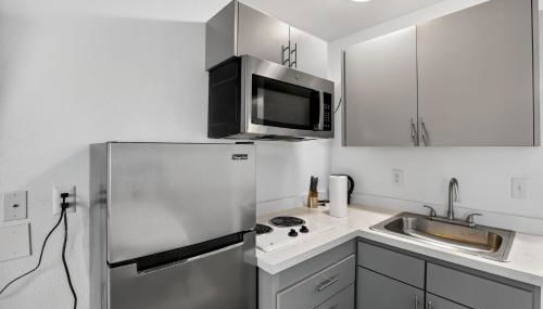 Chic furnished studio with inviting modern decor - Photo 3