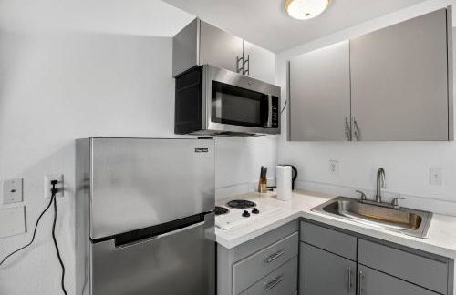 Chic furnished studio with inviting modern decor - Photo 3