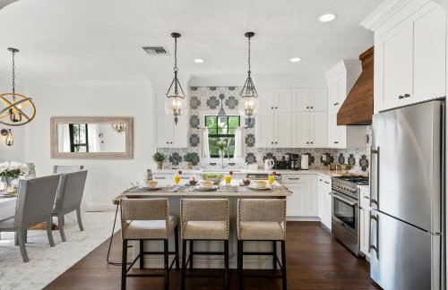 Elegant 4BR Home Guest House Private Yard - Foto 12