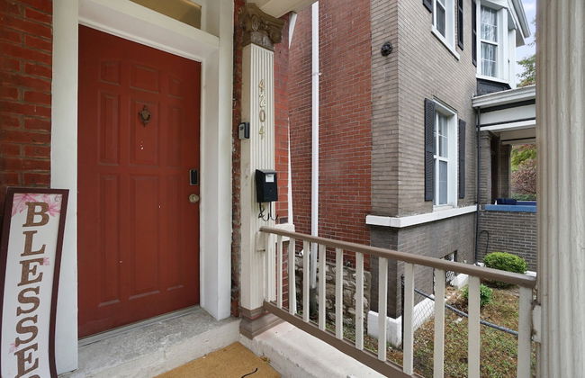 Spacious 3-Bedroom with King Bed - Photo 18