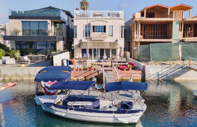 Canalfront Charmer by Avantstay Waterfront w/ Shared Dock + Hot Tub - Foto 1