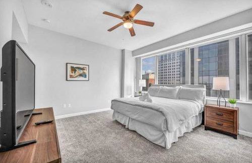Luxury High-rise Condo w/ Views! Heart of Downtown - Photo 20