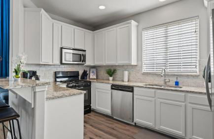 Upstay Stylish 4BR Getaway in Vibrant East Austin - Foto 7