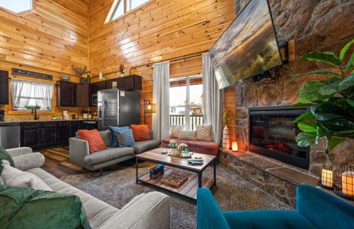 Indoor Pvt Pool, Pkyway, 44, HotTub, BBQ, King - Photo 14