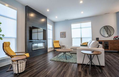 Lux Home 5 mins to Grand Park with Private Garage-Family Friendly - Foto 13