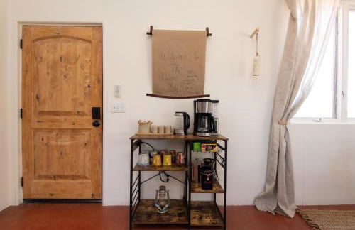 Desert Lily - Sunrise Suite with private hot tub and shared pool - Foto 29