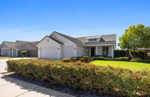 Spacious Home with Private Pool - Photo 70