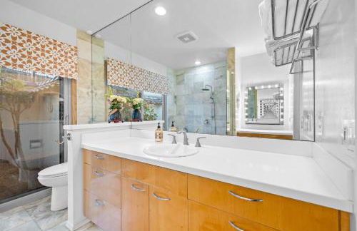 Nature-Inspired Stay with Pool, Fire Pits and More - Foto 24