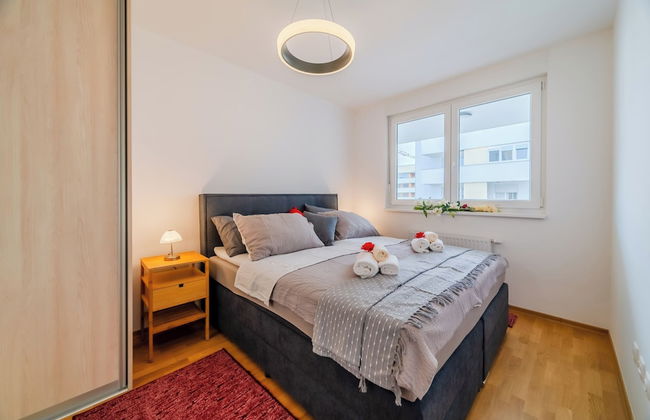 Modern Oasis With Terrace - Photo 3