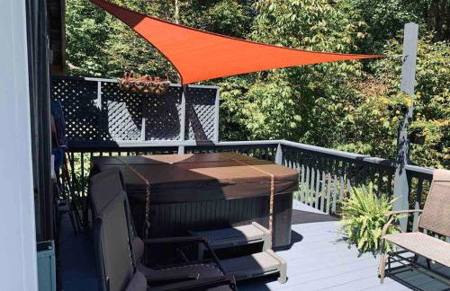 Romantic Chalet w/ Hot Tub close to Roan Mountain - Foto 12