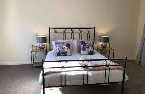 Stylish 3-Bedroom Home with Parking - Foto 15