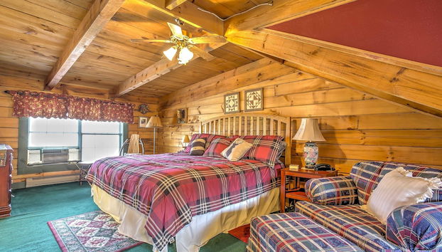 Serene Cabin in the Smokies w/ 2 Decks & Hot Tub - Photo 2, Intérieur