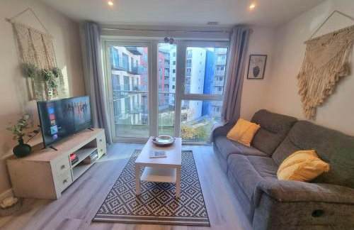2-bed 2-bath Greenwich Apartment with balcony & lift - Photo 9