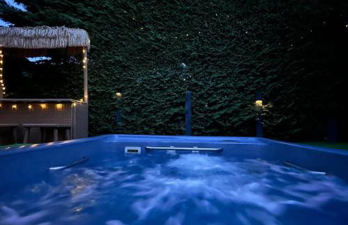 Romantic Swiss Cabin Hideaway & Hot Tub Spa Pool - Foto 17