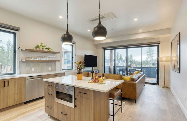 Sleeps 40! 8 Modern Units/20 Bdrs w/ Deck+hot Tub, 10mins to Downtown & Old Bend - Photo 17